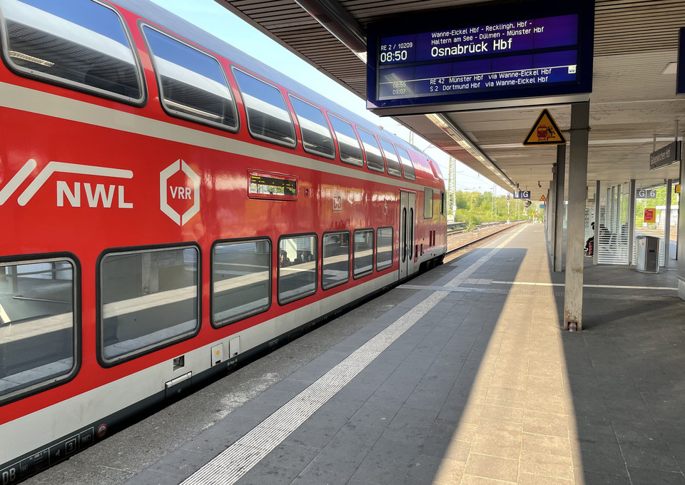 Ein roter Zug am Bahnsteig 
