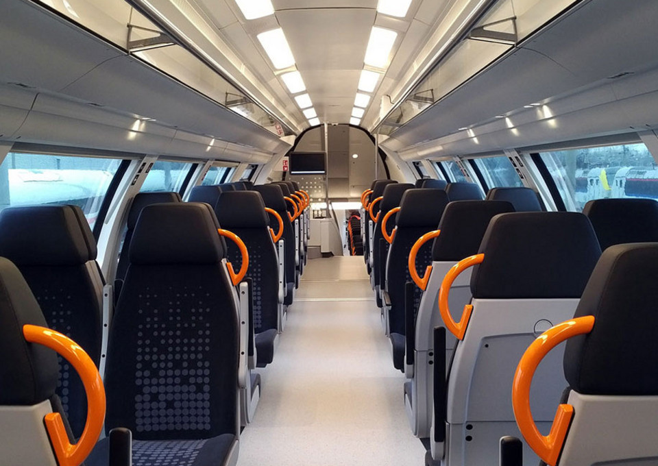 Ein RRX-Zug von Innen mit Stuhlreihen
