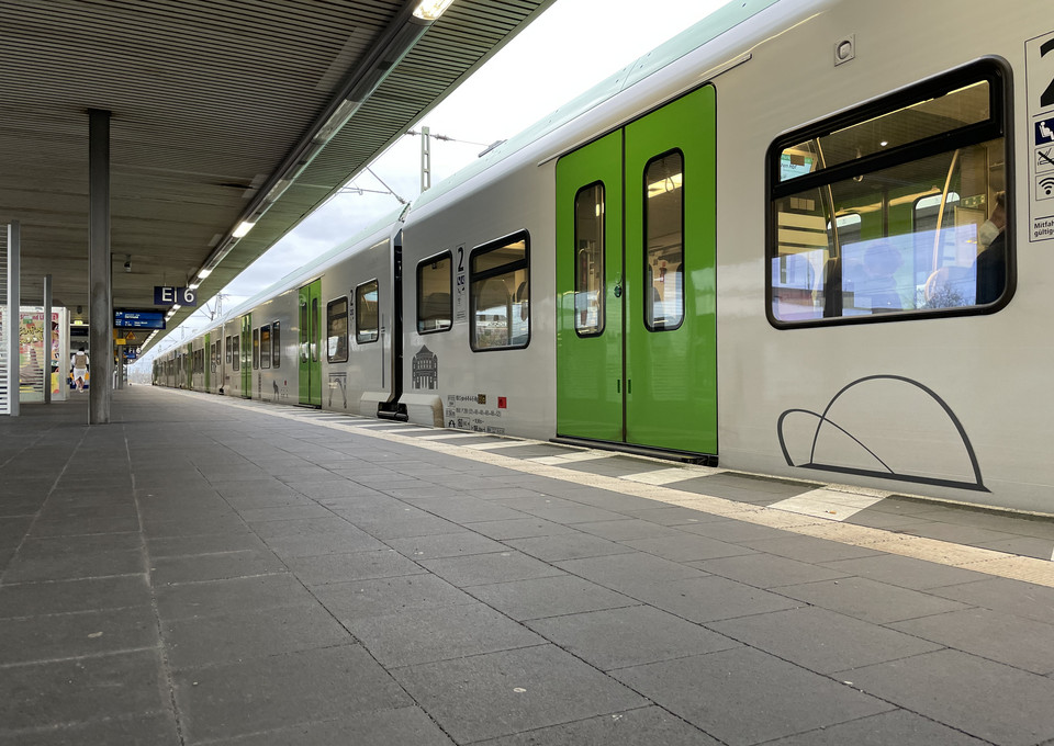 Eine  S-Bahn Rhein-Ruhr am Bahnsteig des Bahnhofs Gelsenkirchen