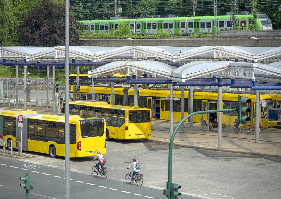 Busse, Straßenbahne und Züge halten an einem ÖPNV-Verknüpfungspunkt