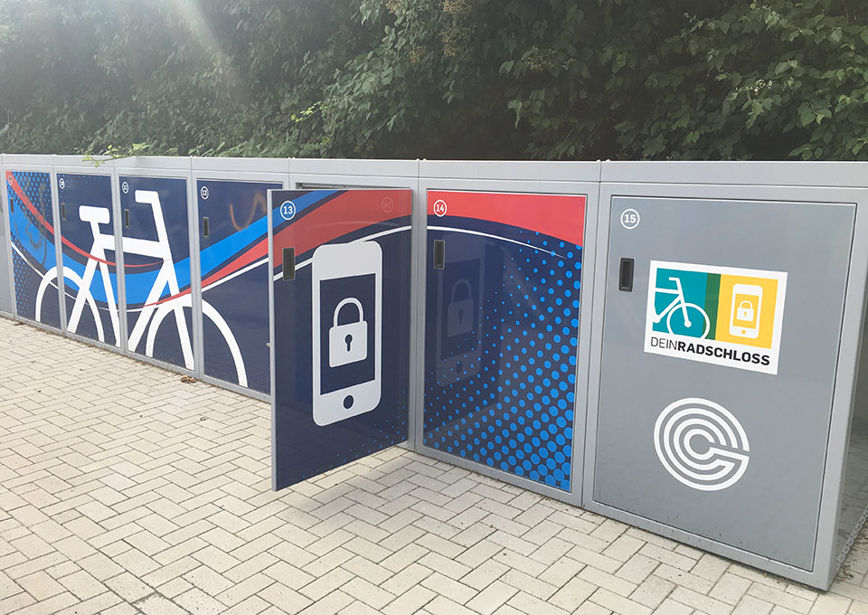 Mehrere teils geöffnete Fahrradboxen von Dein Radschloss