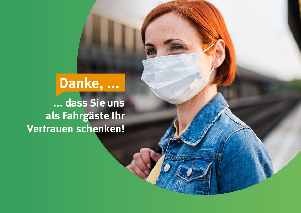 Ein Bildausschnitt des Kampagnenmotivs zeigt eine junge Frau mit Mund-Nase-Bedeckung am Bahnsteig