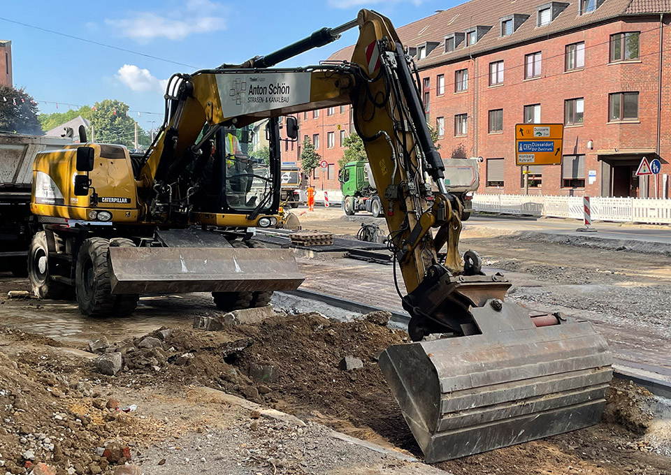 Neubau Haltestelle Brückelstraße: Eine Baumaschine nimmt Erdreich auf
