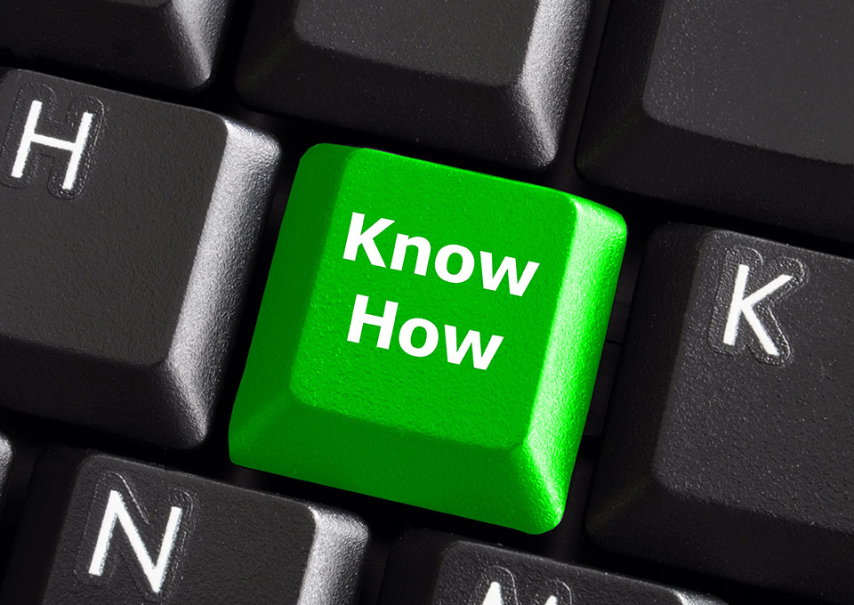 Detailaufnahme einer Tastatur, Fokus auf einer grünen Taste, auf der das Wort "Know-how" steht