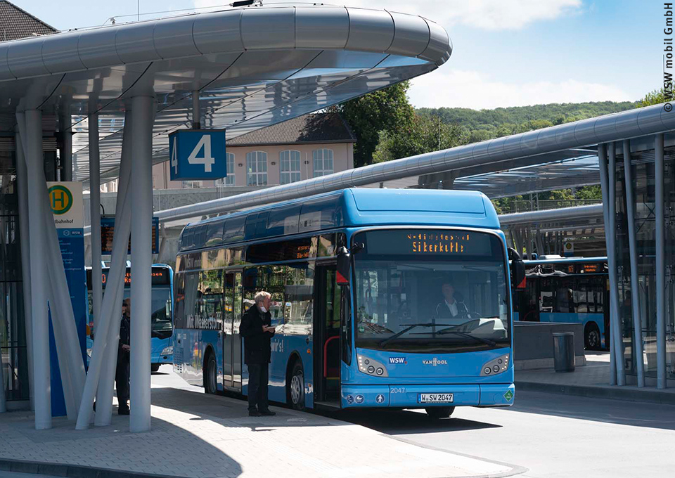 Ein Wasserstoffbus steht in Wuppertal an einer Bushaltestelle