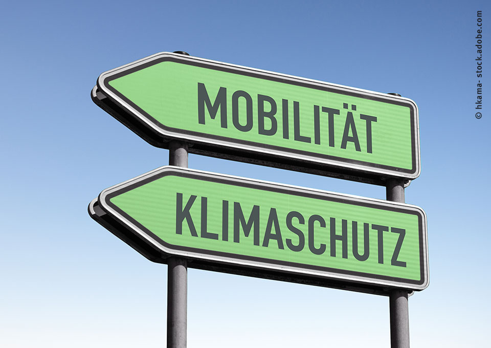 Zwei Richtungspfeile übereinander, beschriftet mit "Mobilität" und "Klimaschutz"