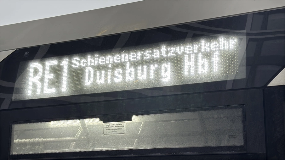 Die Busbeschriftung "Schienenersatzverkehr RE 1 Richtung Duisburg HBF"