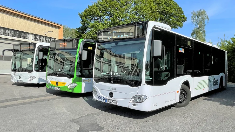Drei XBusse auf einem Betriebshof