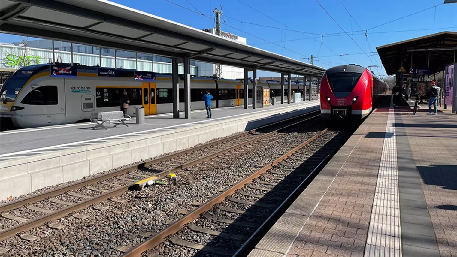 S-Bahn-Bahnsteig und Regionalbahnsteig mit Zügen