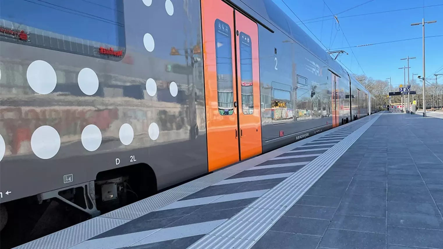 RRX-Zug am Regionalbahnsteig, taktiles Leitsystem an der Bahnsteigkante