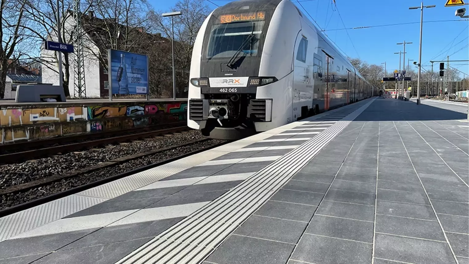 RRX-Zug am Regionalbahnsteig
