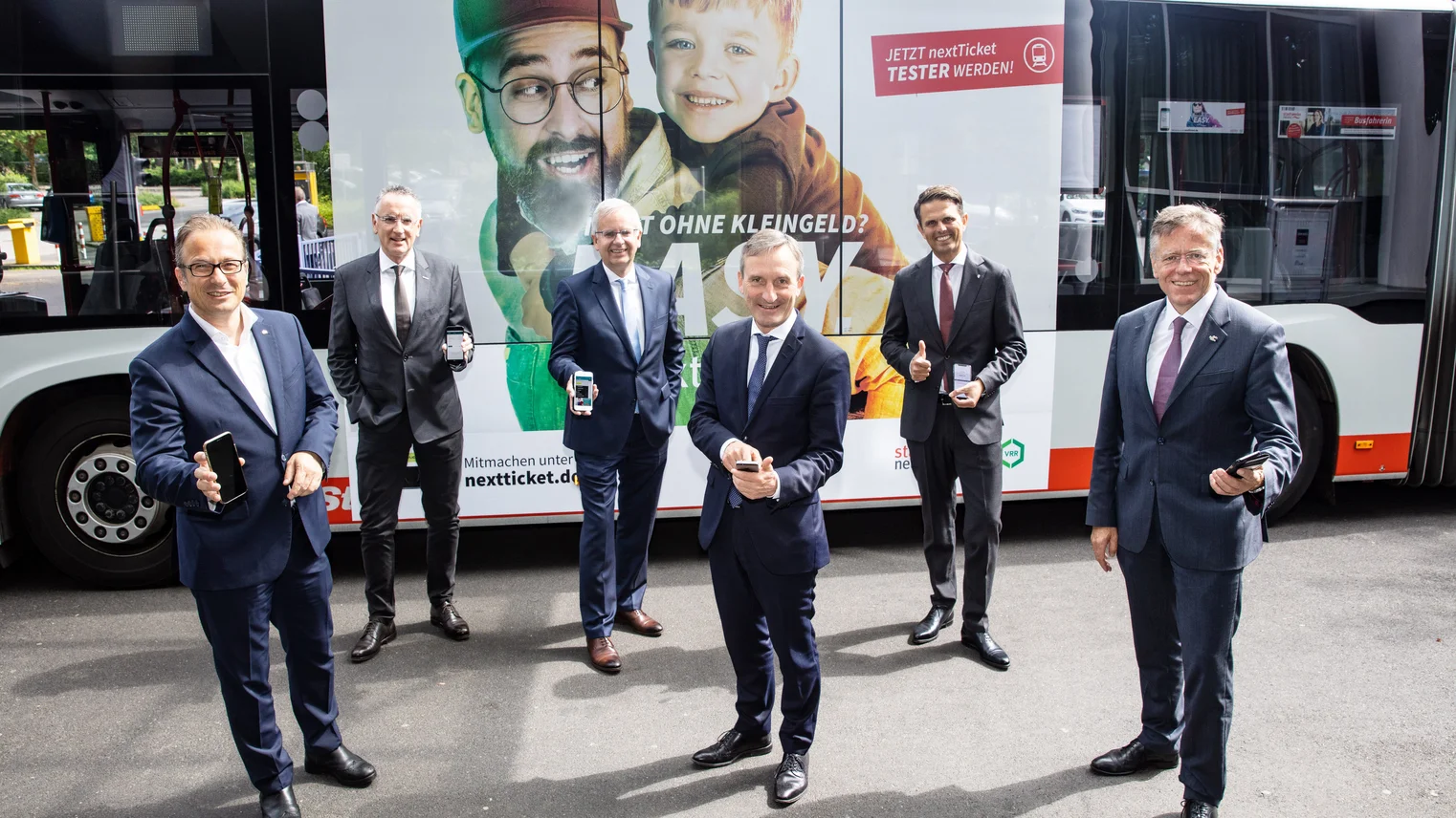 Die Projektpartner stellen die nextTicket 2.0-App vor. (v.l.): Reiner Breuer (Bürgermeister Neuss), Klaus Klar (Vorstand und Arbeitsdirektor Rheinbahn AG), Stephan Lommetz (Geschäftsführer Stadtwerke Neuss), Thomas Geisel (Oberbürgermeister Düsseldorf), José-Luis Castrillo (Vorstand VRR AöR), Hans-Jürgen Petrauschke (Landrat Rhein-Kreis Neuss)