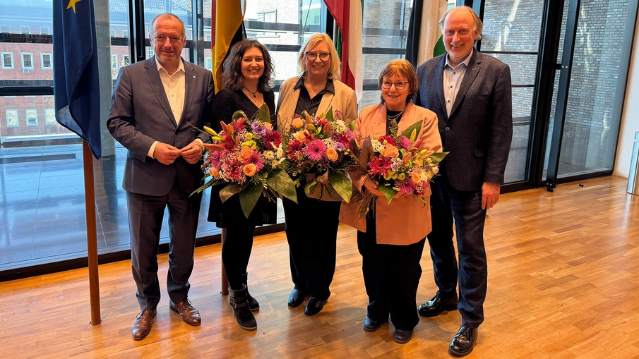 VRR-Vorstandssprecher Oliver Wittke mit Ella Luff (CDU), Alexandra Gräber (CDU), Petra Schmidt-Niersmann (BÜNDNIS 90/DIE GRÜNEN) und Dirk Plaßmann (SPD) 