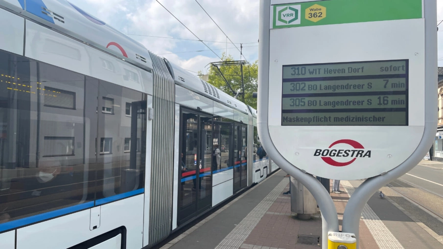 Anzeigentafel an der Straßenbahnhaltestelle
