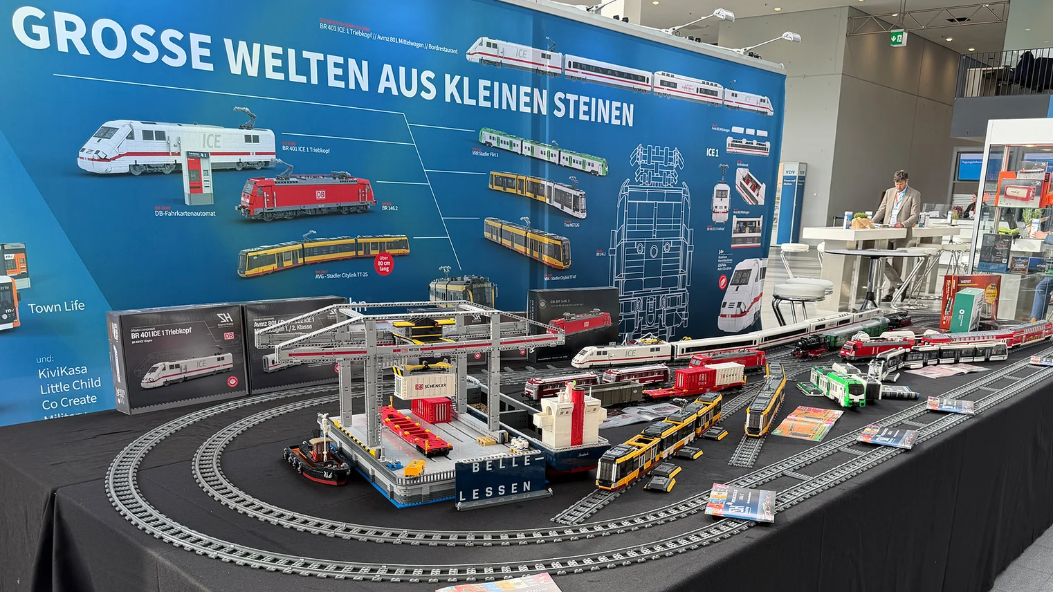 © VRR VDV-Jahrestagung 2026: ein Messestand mit Miniaturen von SPNV-Fahrzeugen