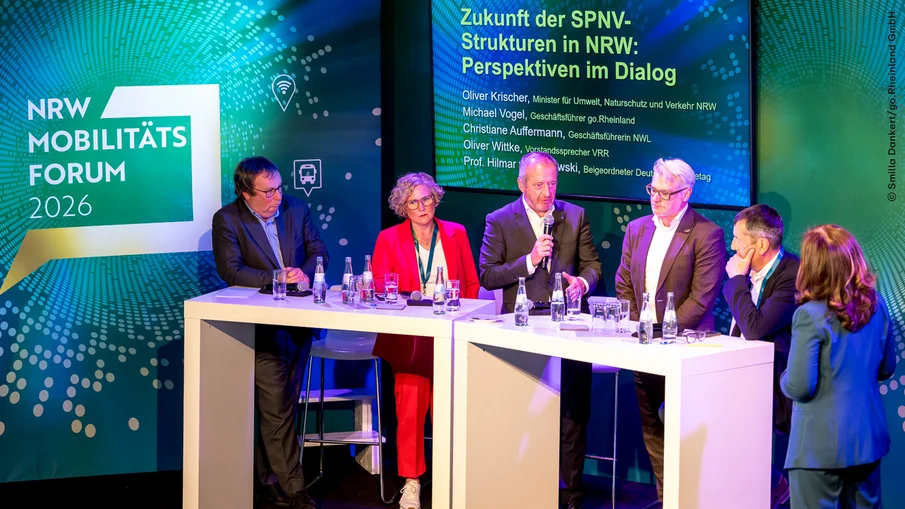 NRW-Mobilitätsforum 2026: Teilnehmende der Veranstaltung auf dem Podium