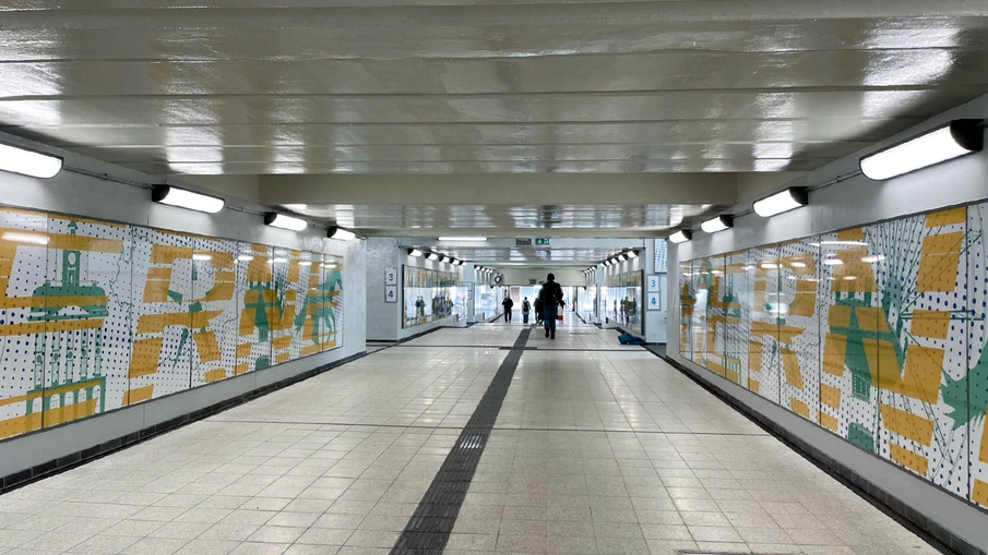 Blick in einen gut beleuchteten Bahnhof