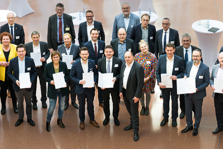 Gruppenbild aller Anwesenden bei den Bescheidübergaben