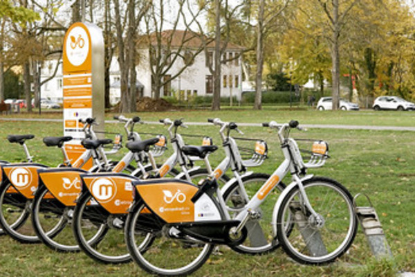 Eine Fahrrad-Verleih-Station mit verschiedenen Rädern von "Metropolradruhr"
