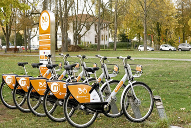 Eine Fahrrad-Verleih-Station mit verschiedenen Rädern von "Metropolradruhr"