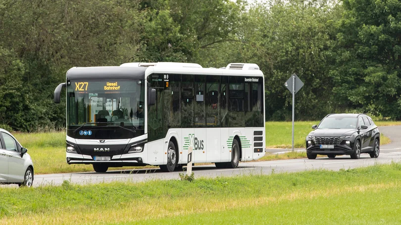 Ein X-Bus fährt über eine Landstraße