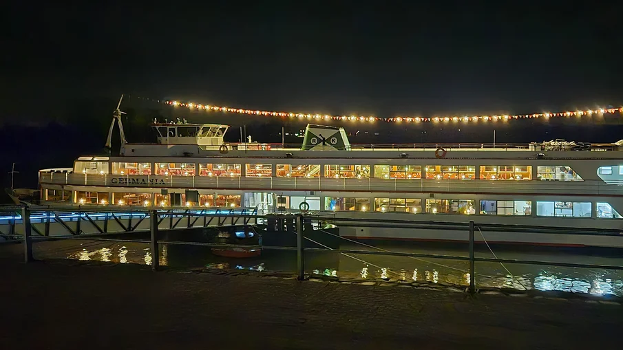 Kommunalpolitisches Forum Rees: Blick auf den Veranstaltungsort, das Fahrgastschiff "Stadt Rees"