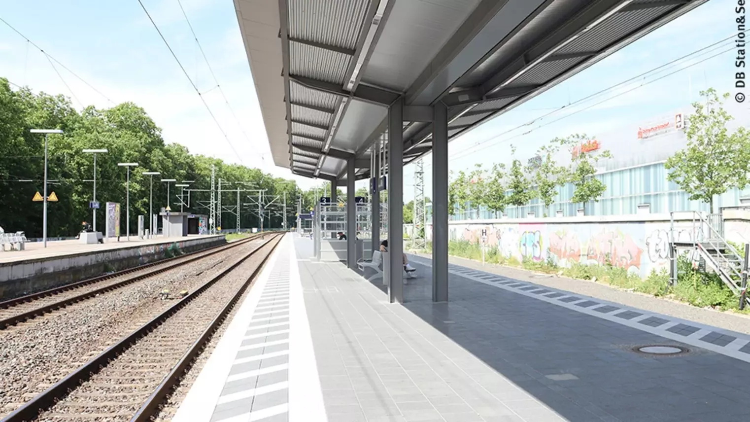 Die Bahnsteige am Regionalhalt Düsseldorf-Bilk mit Gleisen