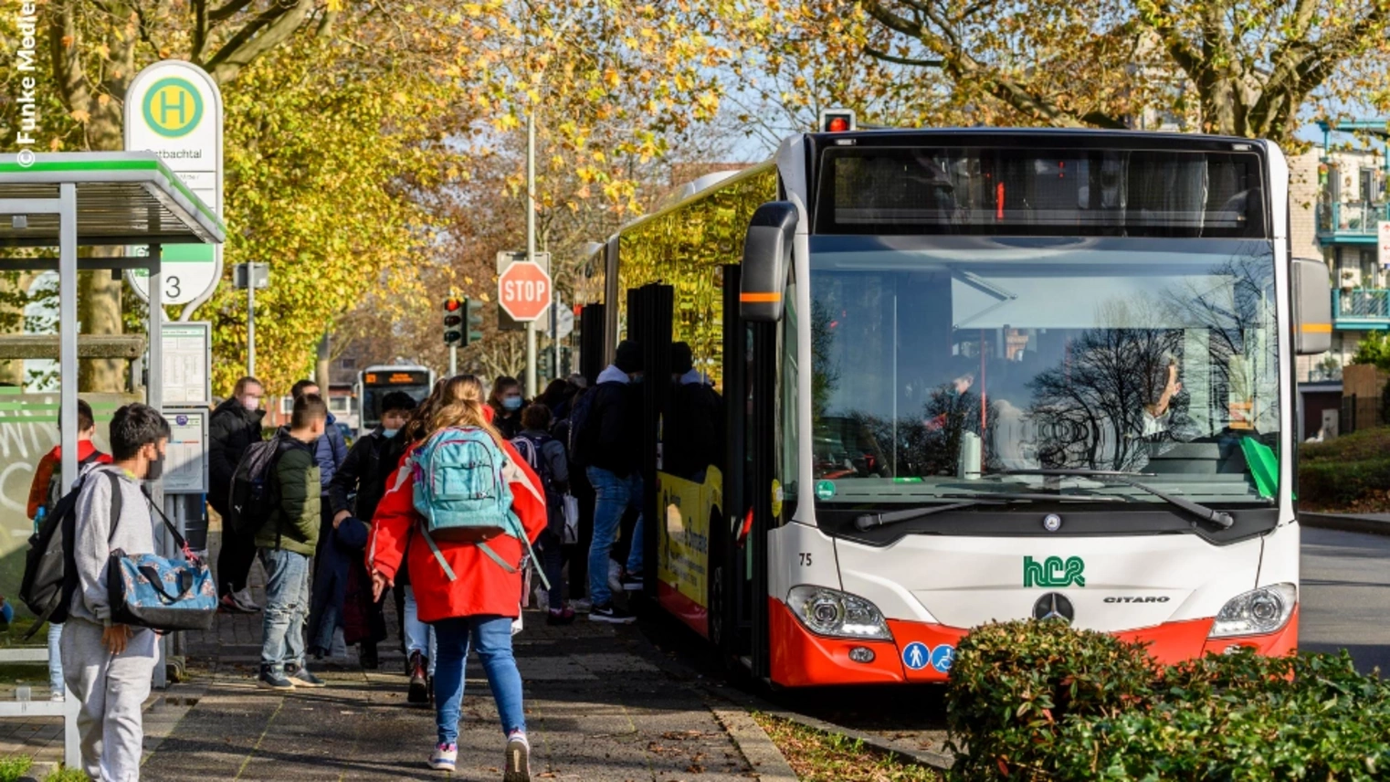 Kinder steigen in einen Bus ein
