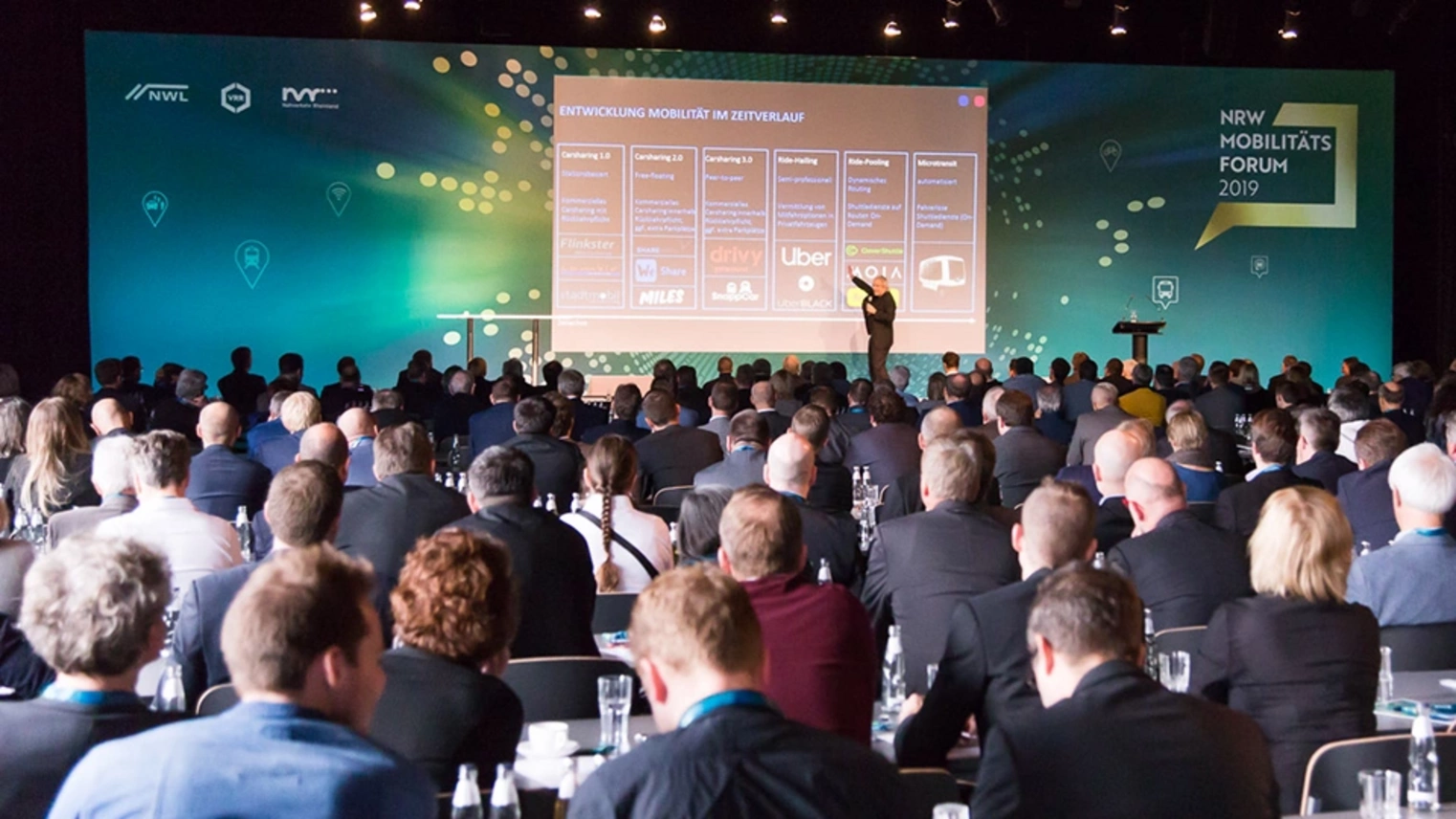 Der gefüllte Saal des 1. NRW-Mobilitätsforum im Ringlokschuppen Bielefeld