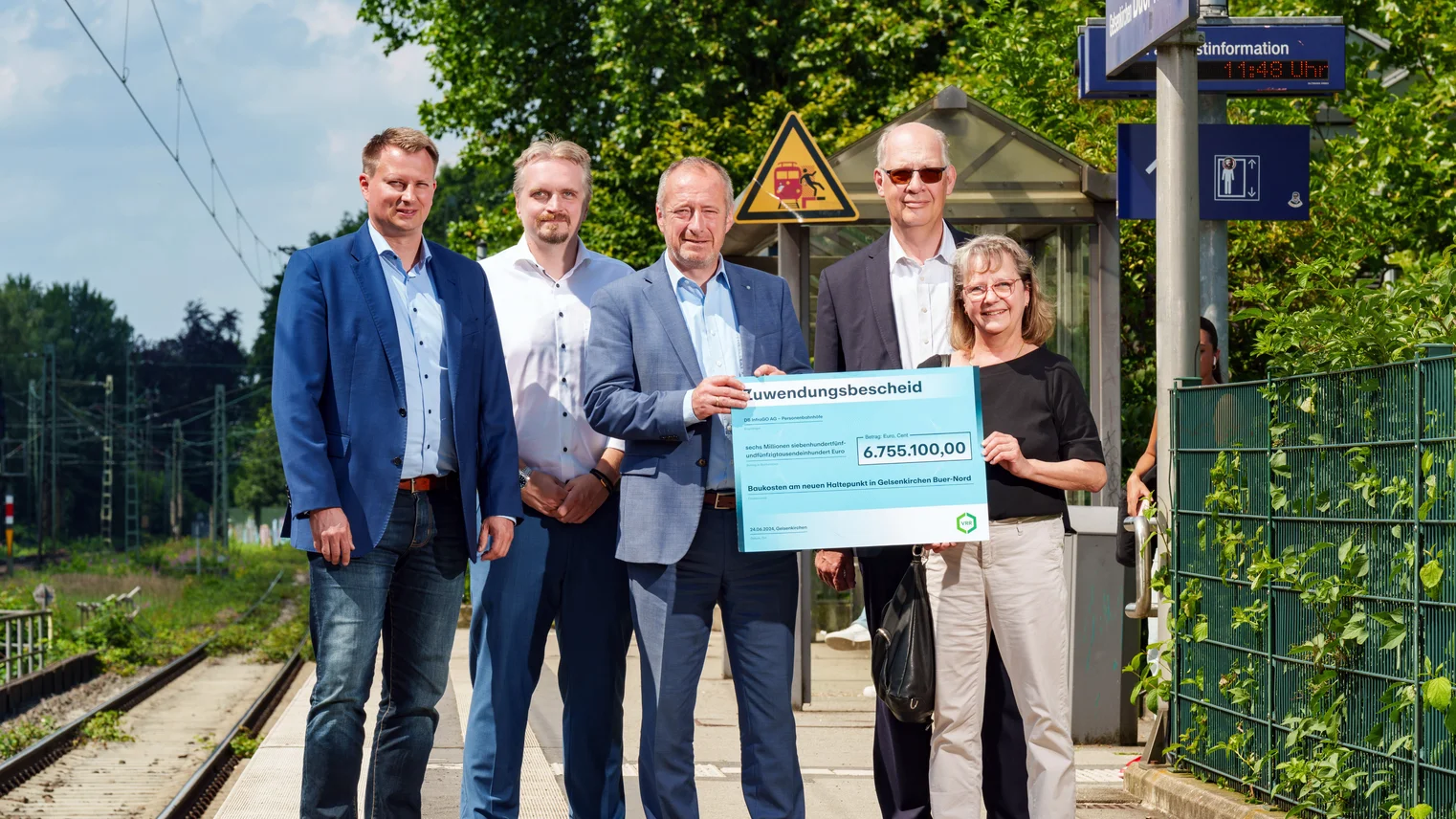 Vertreter DB, VRR und Stadt bei Übergabetermin