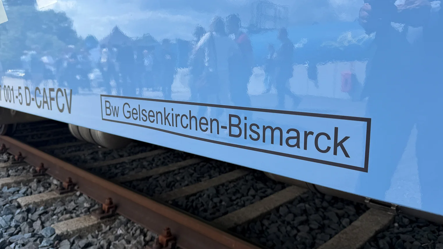 © VRR Vorstellung der BEMU-Fahrzeuge von CAF: Schriftzug Gelsenkirchen-Bismarck auf der Zugseite
