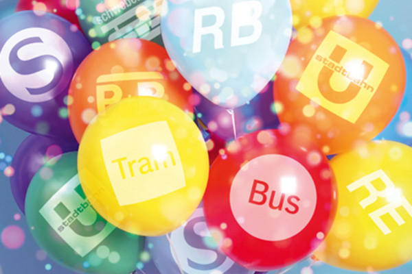 Bunte Ballons zeigen verschiedene Symbole des ÖPNV