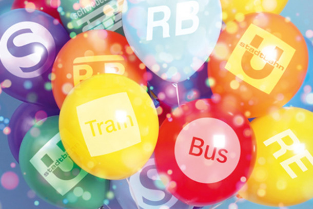 Bunte Ballons zeigen verschiedene Symbole des ÖPNV