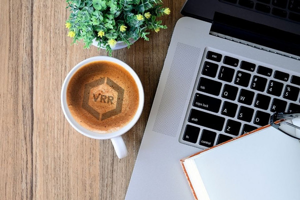 Eine Kaffeetasse mit VRR-Logo