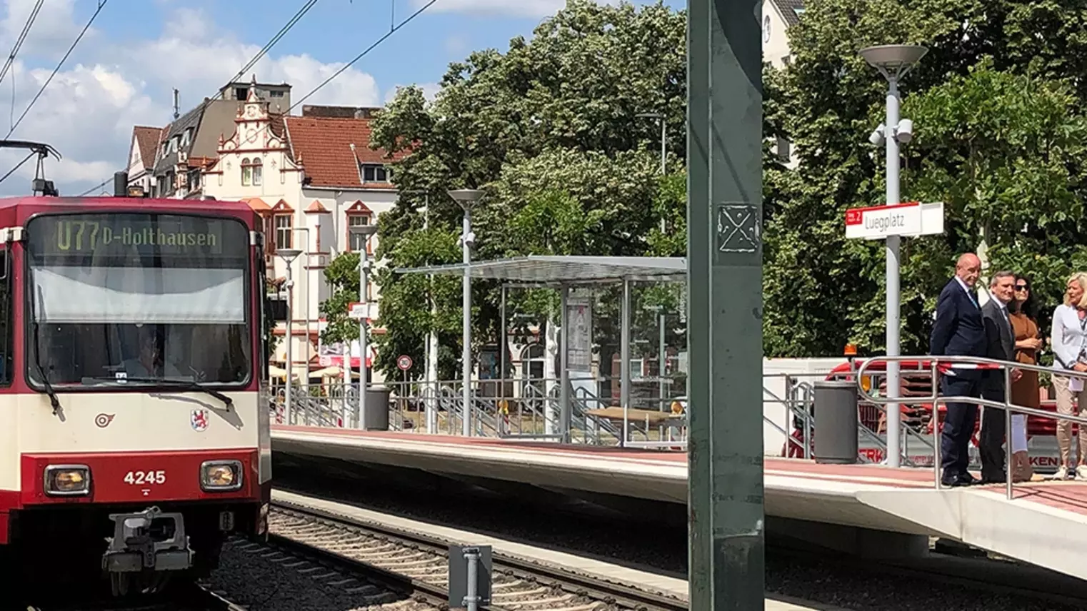 Die neu umgebaute Haltestelle "Luegplatz" mit der U-Bahn 77 im Vordergrund