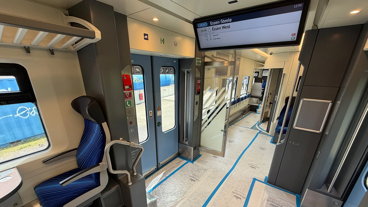 © VRR Vorstellung der BEMU-Fahrzeuge von CAF: Eingangsbereich des Zuges