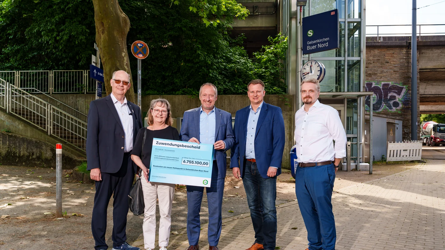 Vertreter DB, VRR und Stadt bei Übergabetermin