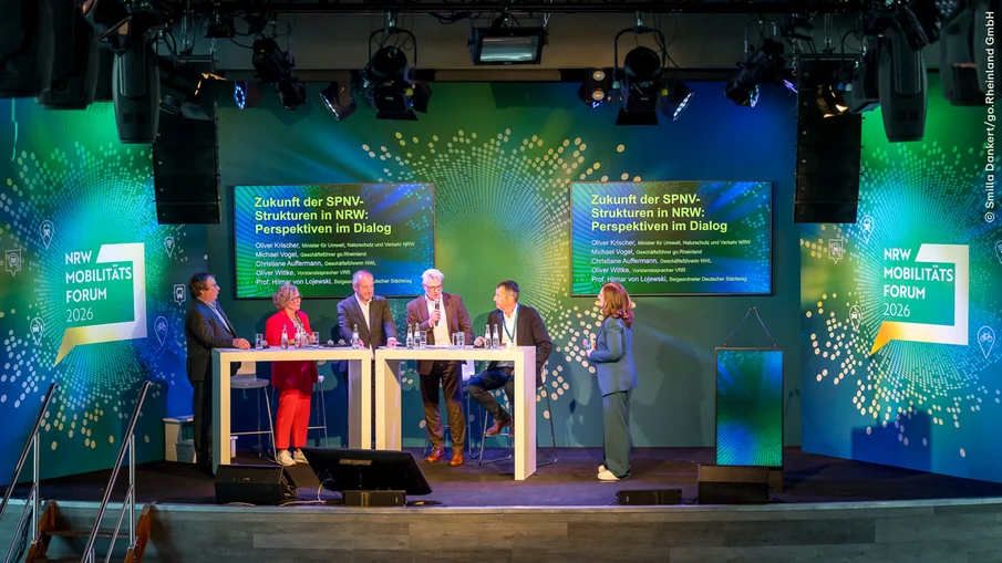 NRW-Mobilitätsforum 2026: Teilnehmende der Veranstaltung auf dem Podium