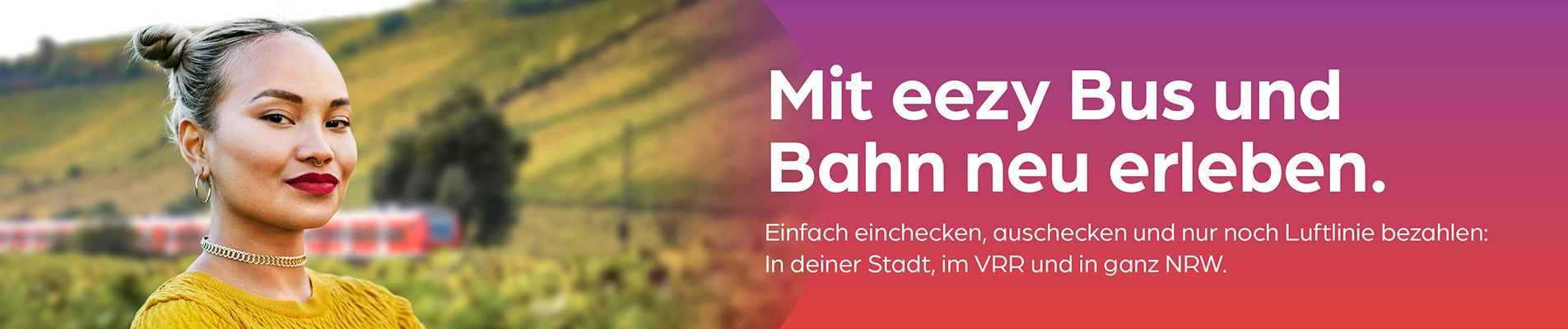 Eine Frau lächelt, im Hintergrund ein Zug, daneben steht "Mit eezy Bus und Bahn neu erleben"