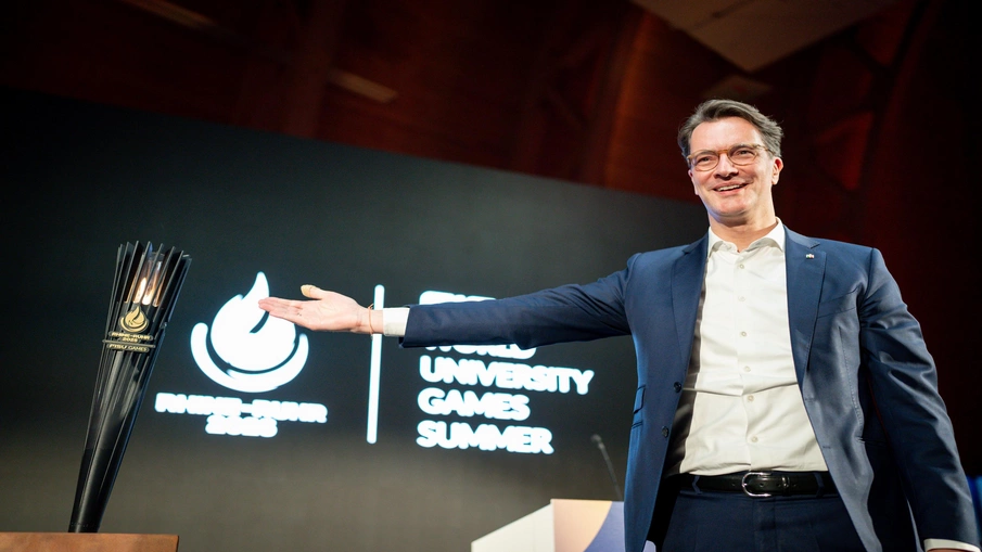 NRW - Ministerpräsident Wüst mit dem FISU-Feuer