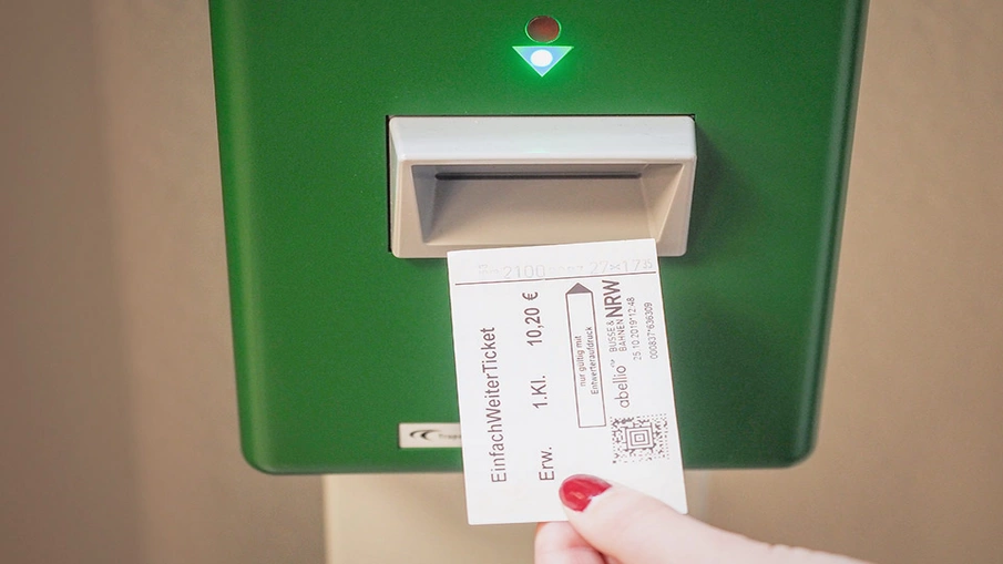 Eine Fahrkarte wird in einem Ticketentwerter entwertet