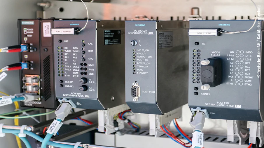 Detailaufnahme von digitaler Stellwerkstechnik