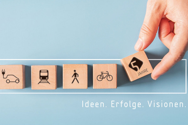 Ansicht von Holzwürfeln mit Piktogrammen für eMobilität, ÖPNV, Fußverkehr, Fahrrad und 5 Jahre Zukunftsnetz