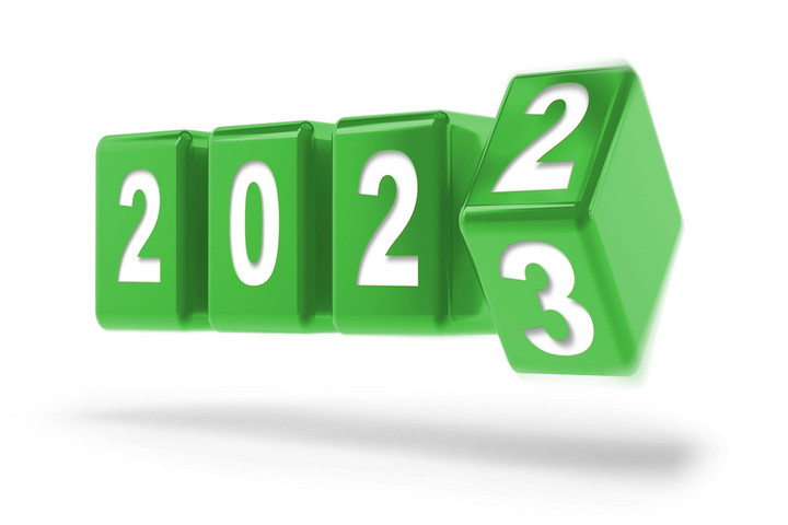 grüne Würfel mit weißen Ziffern: 2022 schlägt zu 2023 um