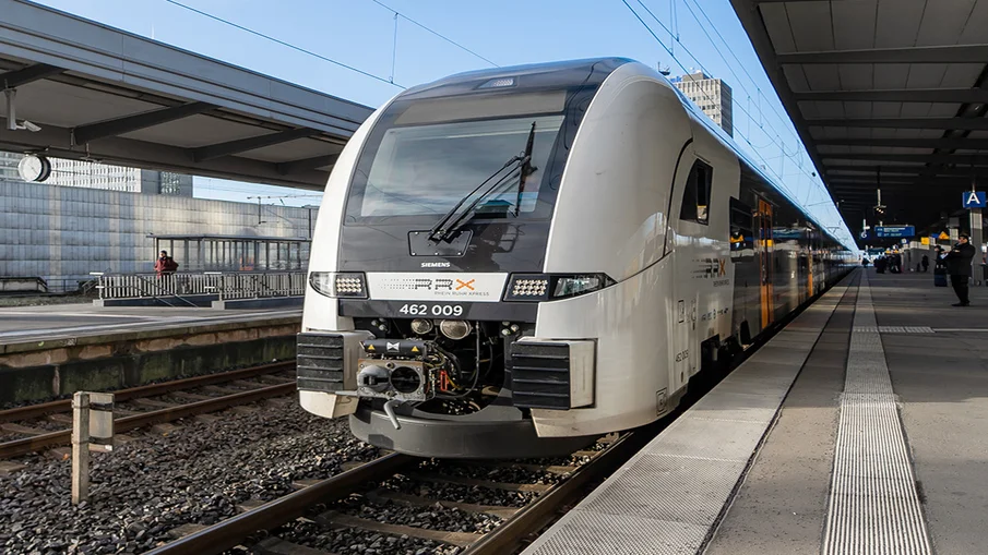 Ein RRX-Zug steht am Bahnhof