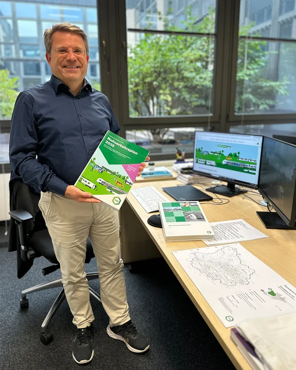 NVP-Projektleiter Marcel Vreden mit den Nahverkehrsplan an seinem Schreibtisch