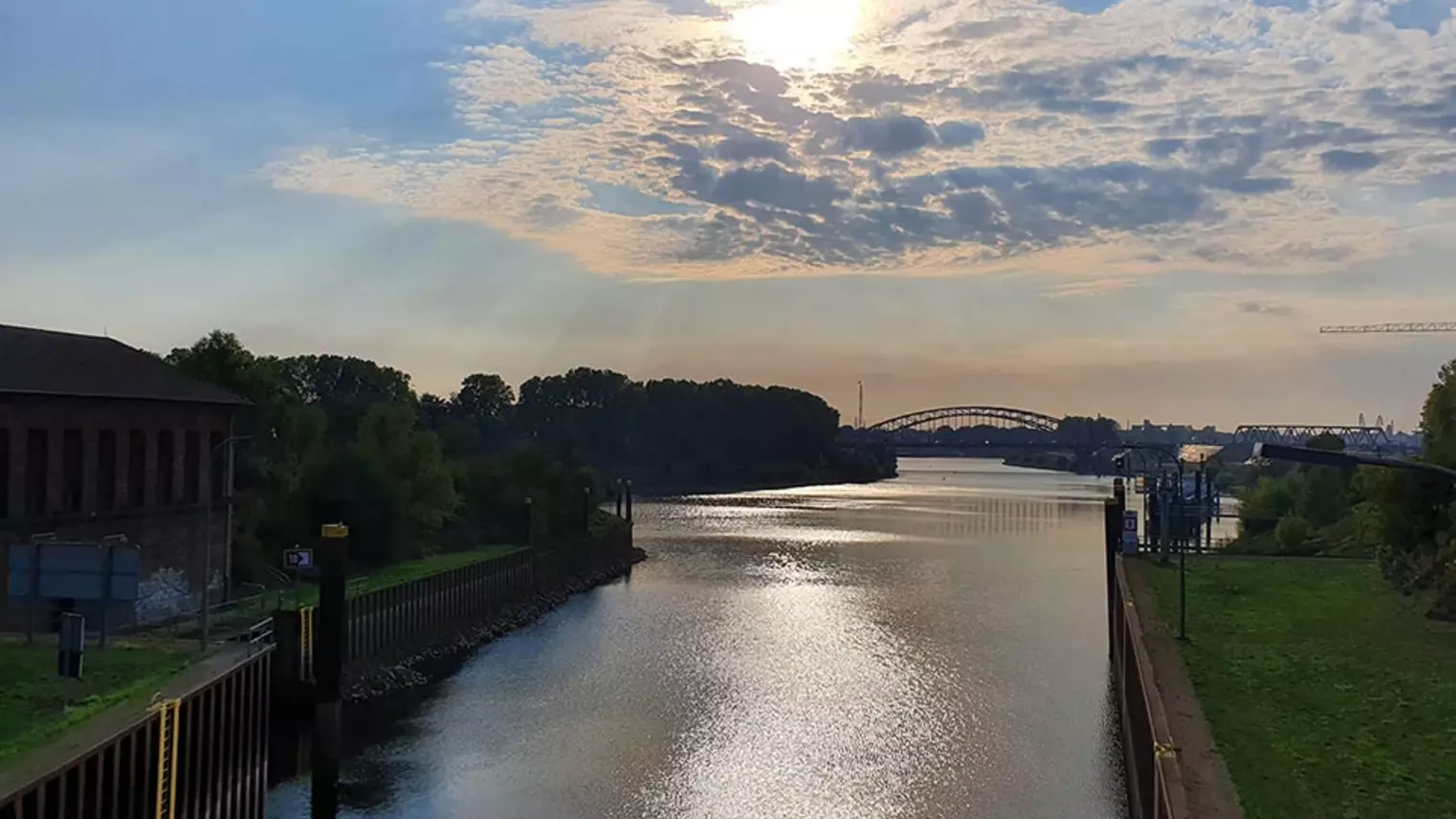 Schleuse Meiderich in Duisburg bei Sonnenuntergang