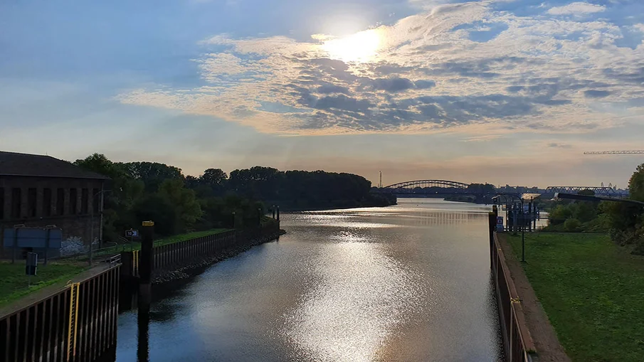 Schleuse Meiderich in Duisburg bei Sonnenuntergang