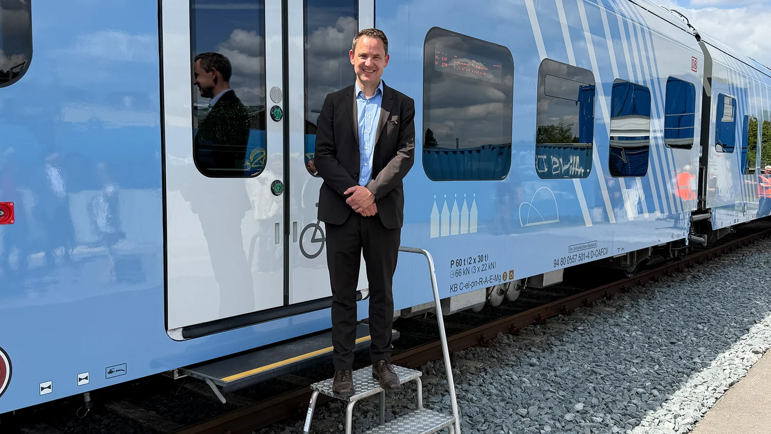 © VRR VRR-Niederrheinkonferenz 2026: Marcus Brüning, CEO der CAF Deutschland GmbH, vor dem neuen BEMU-Zug
