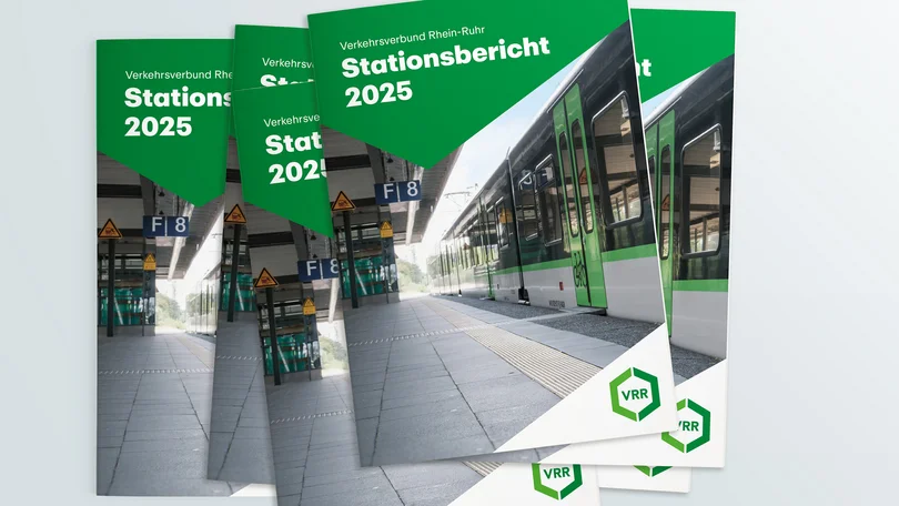 Titel des Stationsberichts 2025: Blick auf einen Bahnsteig, an dem ein Zug steht
